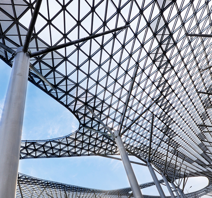Large steel lattice structure with columns